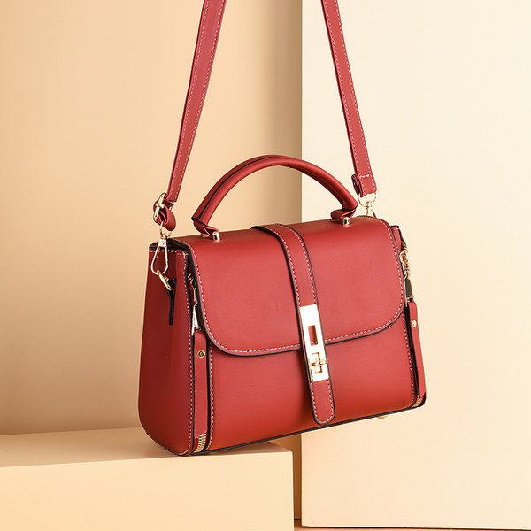 Sieviešu kvadrātveida soma ar metāla elementiem un garu rokturi