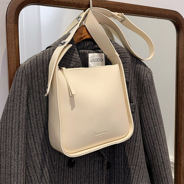 Sieviešu ikdienas ādas soma ar garu rokturi