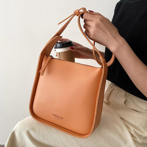 Sieviešu ikdienas ādas soma ar garu rokturi