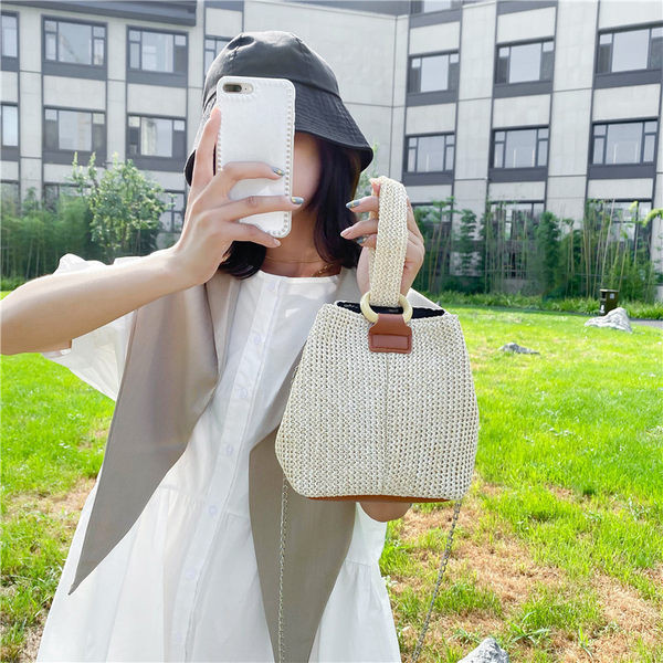 Γυναικεία τσάντα με μεταλλική λαβή  σε δύο χρώματα