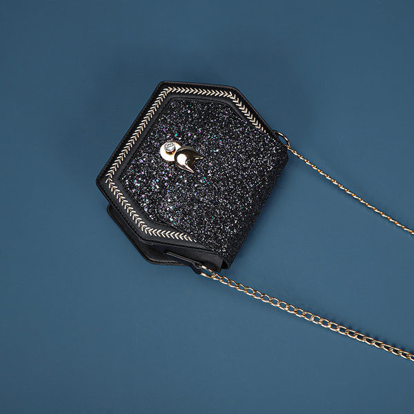 Κομψή μικρή τσάντα με γυαλιστερή επίδραση και μεταλλικό κούμπωμα