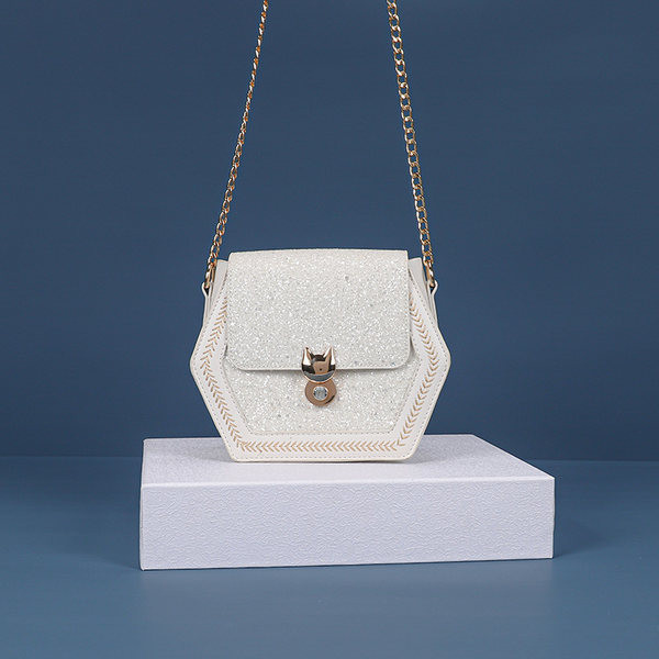 Κομψή μικρή τσάντα με γυαλιστερή επίδραση και μεταλλικό κούμπωμα
