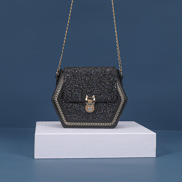 Κομψή μικρή τσάντα με γυαλιστερή επίδραση και μεταλλικό κούμπωμα