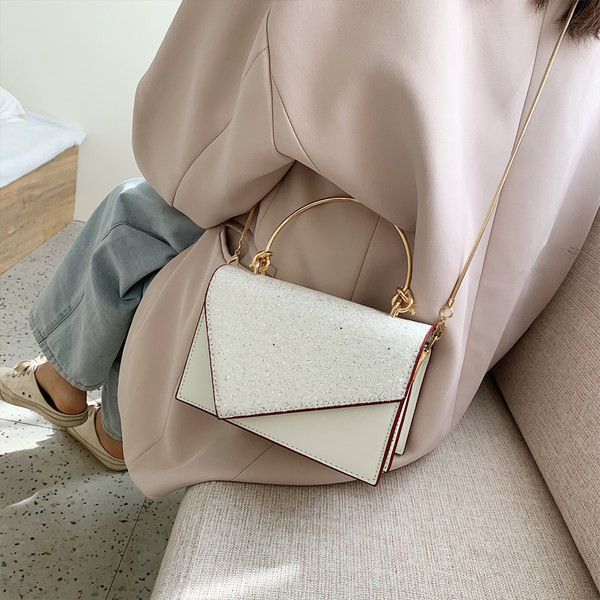 Geanta mica din piele cu efect stralucitor si manere aurii