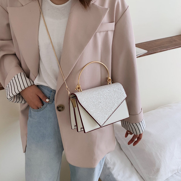 Geanta mica din piele cu efect stralucitor si manere aurii