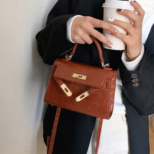 Geanta de dama din piele cu inchidere metalica si doua manere in culori diferite