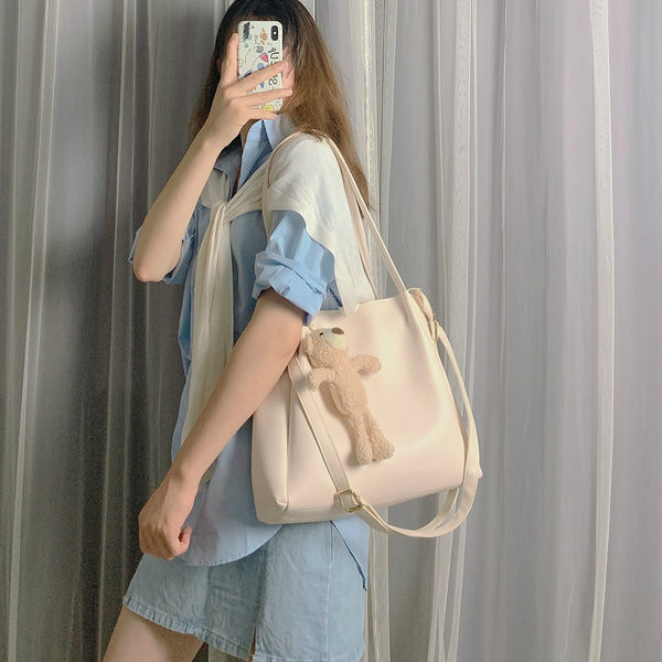 Geanta de dama de zi cu zi cu maner de umar - un model curat