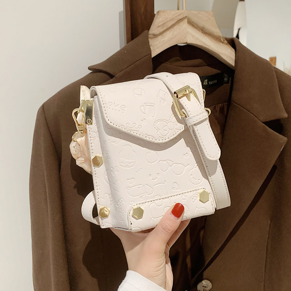 Μικρή ρετρό τσάντα με μεταλλικά πούλια