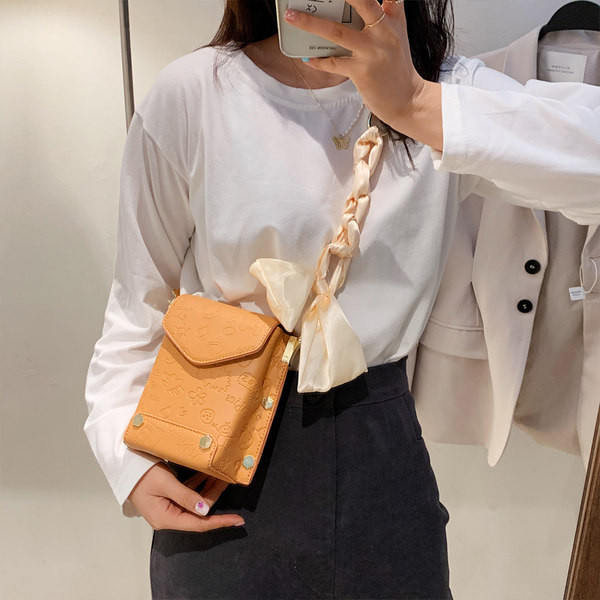 Μικρή ρετρό τσάντα με μεταλλικά πούλια