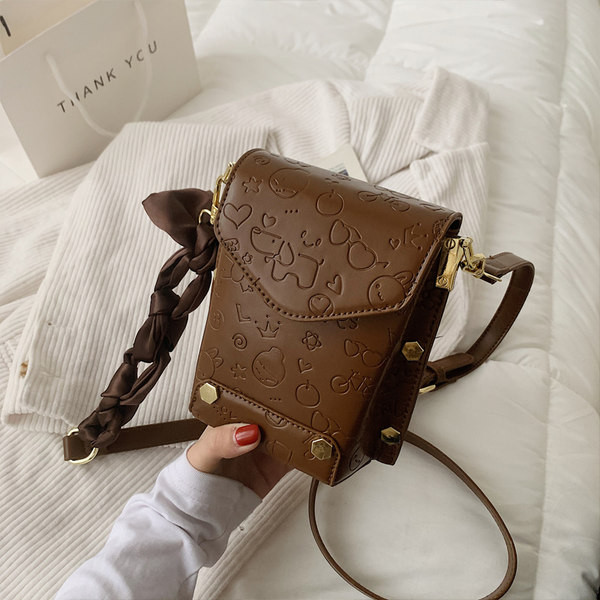 Μικρή ρετρό τσάντα με μεταλλικά πούλια