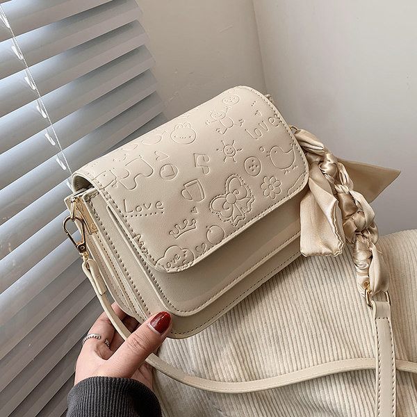 Sieviešu kvadrātveida soma ar reljefu ādu un garu rokturi