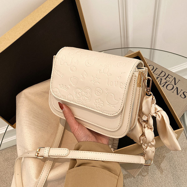 Sieviešu kvadrātveida soma ar reljefu ādu un garu rokturi