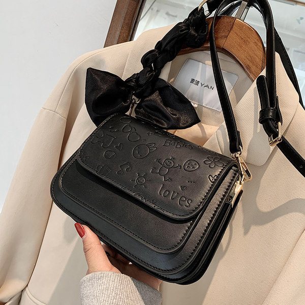 Sieviešu kvadrātveida soma ar reljefu ādu un garu rokturi