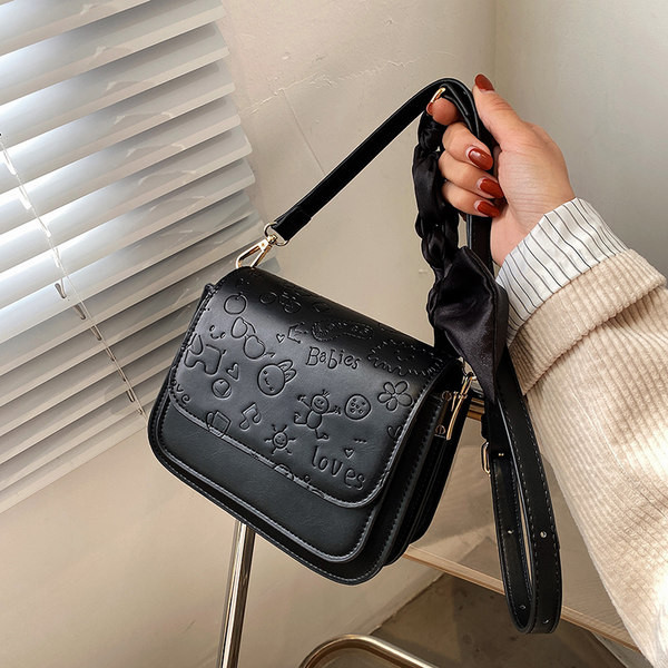 Sieviešu kvadrātveida soma ar reljefu ādu un garu rokturi