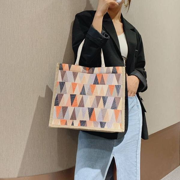 Jauna modeļa sieviešu soma ar ģeometriskām formām