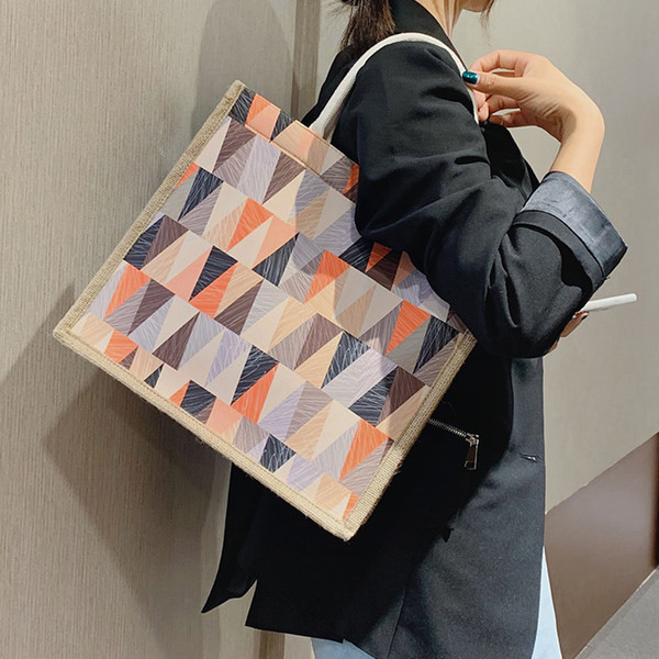 Jauna modeļa sieviešu soma ar ģeometriskām formām