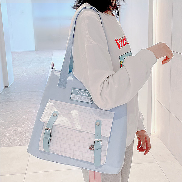 Sieviešu ikdienas soma ar sprādzēm un emblēmu