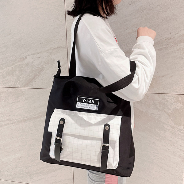 Sieviešu ikdienas soma ar sprādzēm un emblēmu