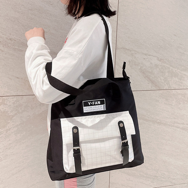 Sieviešu ikdienas soma ar sprādzēm un emblēmu