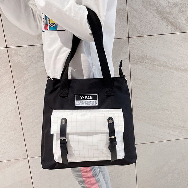 Sieviešu ikdienas soma ar sprādzēm un emblēmu