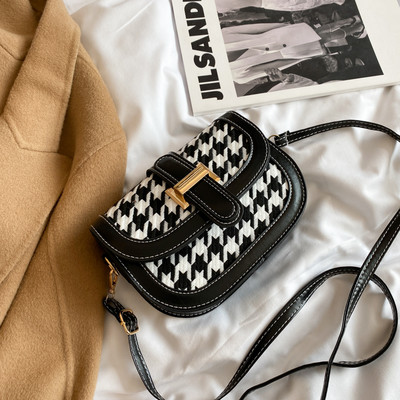 Sieviešu somas jauns modelis ar metāla aizdari un garu rokturi