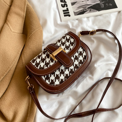 Sieviešu somas jauns modelis ar metāla aizdari un garu rokturi