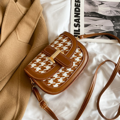 Sieviešu somas jauns modelis ar metāla aizdari un garu rokturi