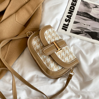 Sieviešu somas jauns modelis ar metāla aizdari un garu rokturi