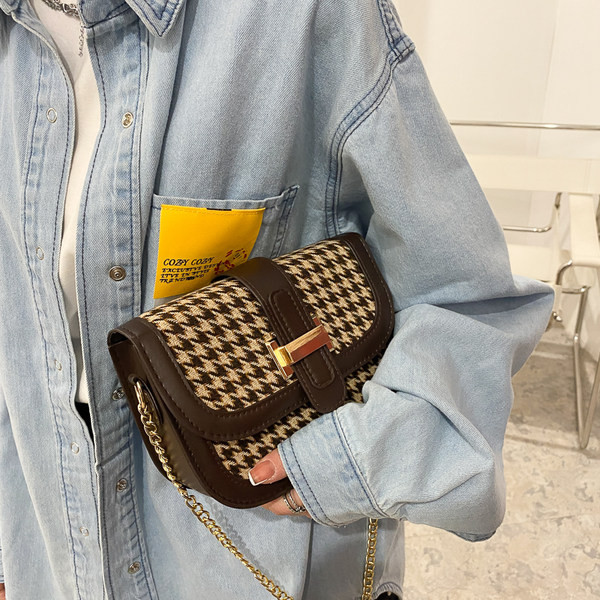 Sieviešu somas jauns modelis ar metāla aizdari un garu rokturi