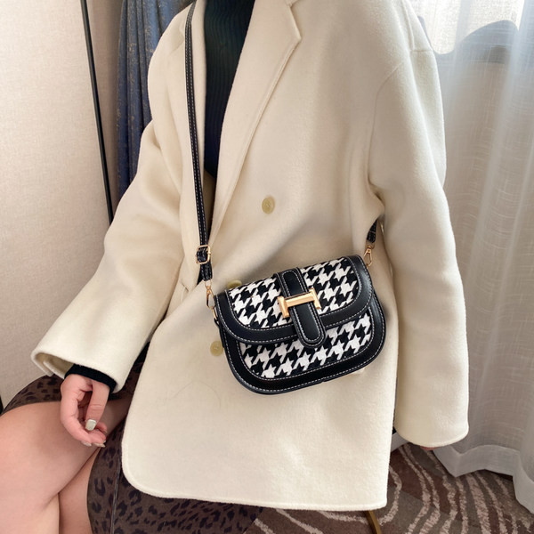 Sieviešu somas jauns modelis ar metāla aizdari un garu rokturi