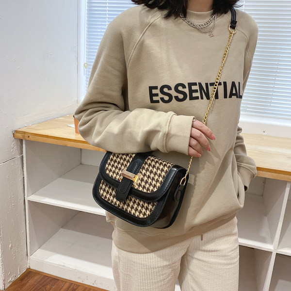 Sieviešu somas jauns modelis ar metāla aizdari un garu rokturi