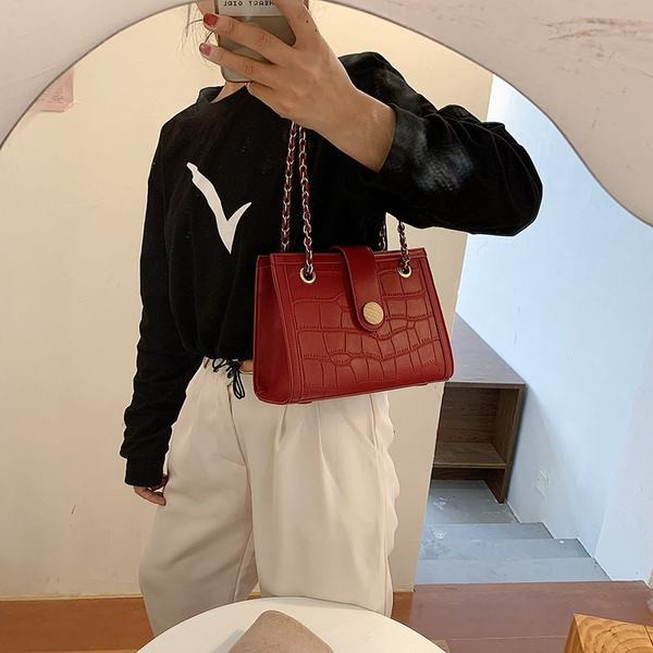 Σύγχρονη γυναικεία τσάντα με μεταλλική λαβή και στερέωση 