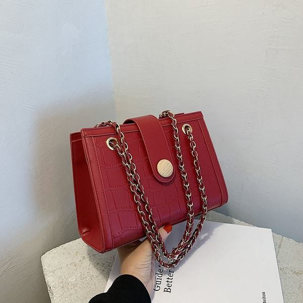 Σύγχρονη γυναικεία τσάντα με μεταλλική λαβή και στερέωση 