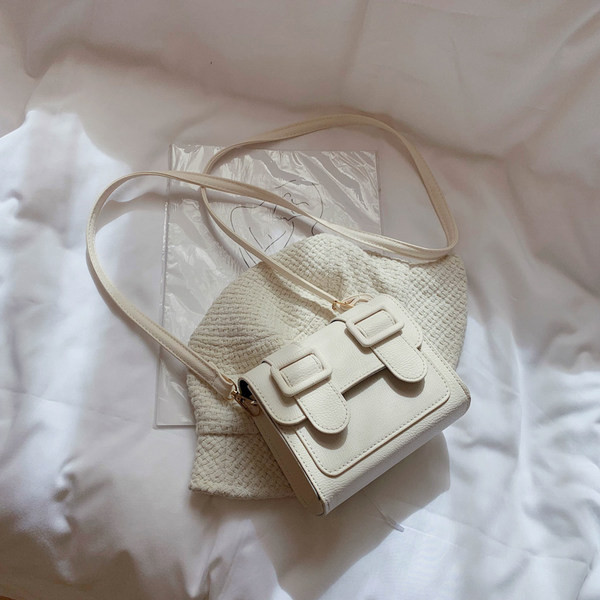 Geanta de dama mica din imitatie de piele cu maner de umar