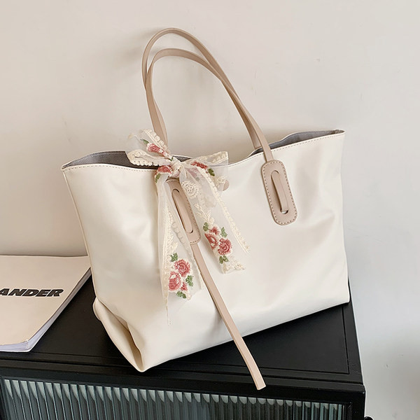 Σύγχρονη γυναικεία τσάντα με χρωματιστή κορδέλα και κοντή λαβή