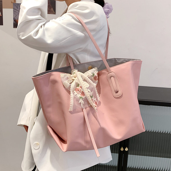 Σύγχρονη γυναικεία τσάντα με χρωματιστή κορδέλα και κοντή λαβή