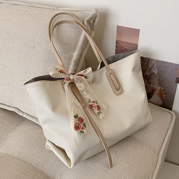 Σύγχρονη γυναικεία τσάντα με χρωματιστή κορδέλα και κοντή λαβή