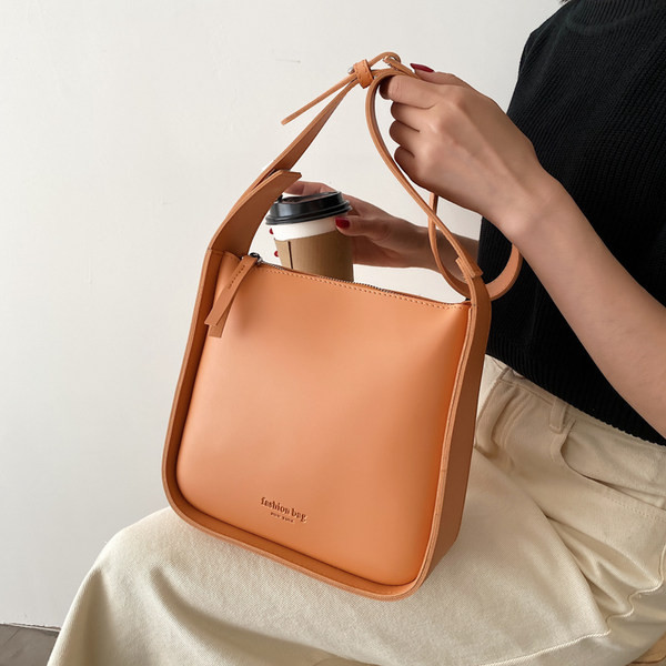 Ikdienas eko-ādas soma ar garu rokturi