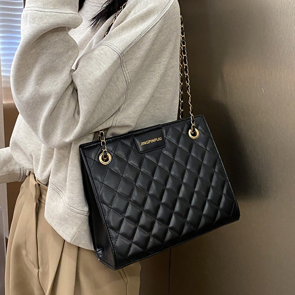 Γυναικεία τσάντα με ανάγλυφο δέρμα και μακρή αλυσίδα