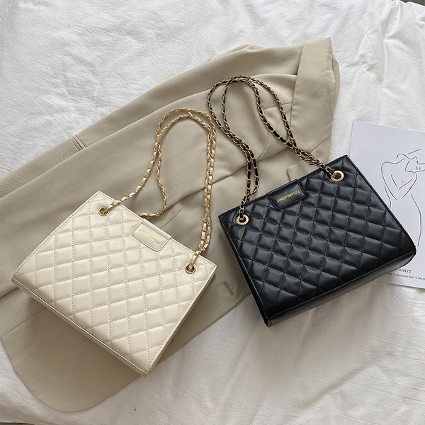 Γυναικεία τσάντα με ανάγλυφο δέρμα και μακρή αλυσίδα