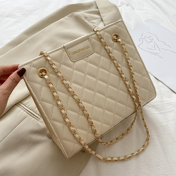 Γυναικεία τσάντα με ανάγλυφο δέρμα και μακρή αλυσίδα