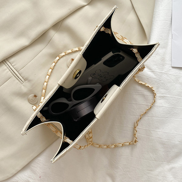 Γυναικεία τσάντα με ανάγλυφο δέρμα και μακρή αλυσίδα