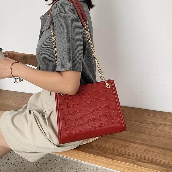 Ikdienas sieviešu soma no reljefa eko ādas ar metāla rokturiem