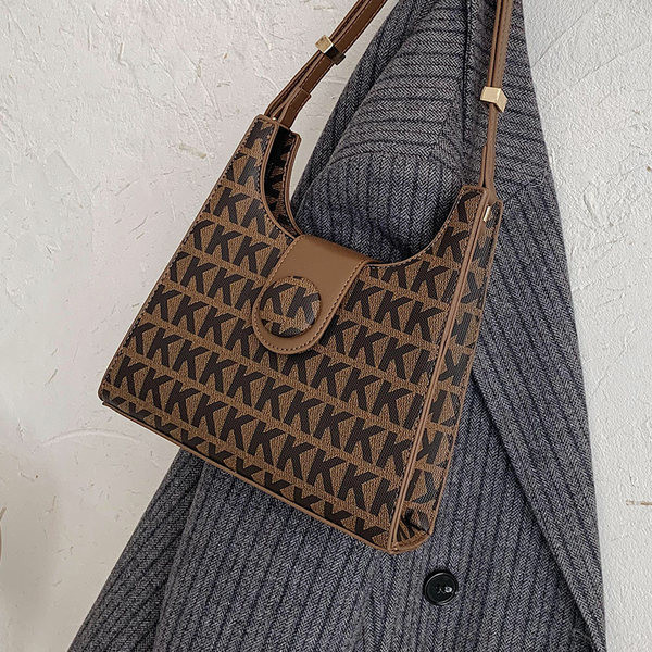 Sieviešu soma ar īsu rokturi no eko ādas - metāla aizdare