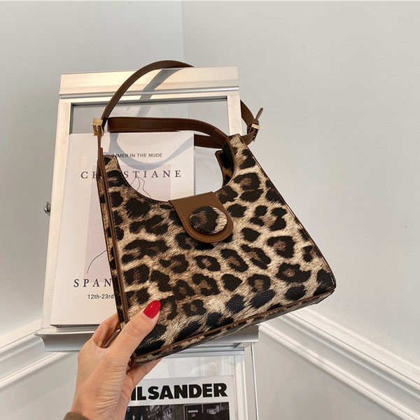 Sieviešu soma ar īsu rokturi no eko ādas - metāla aizdare