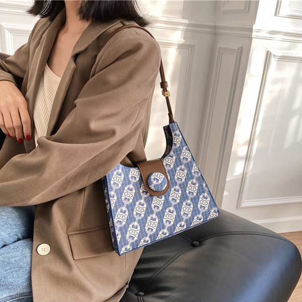 Sieviešu soma ar īsu rokturi no eko ādas - metāla aizdare