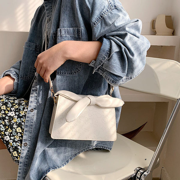 Moderna maza somiņa no reljefas eko ādas