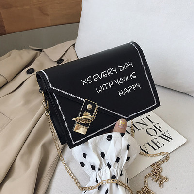 Sieviešu moderna soma ar uzrakstiem un metāla ķēdīti