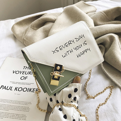 Sieviešu moderna soma ar uzrakstiem un metāla ķēdīti