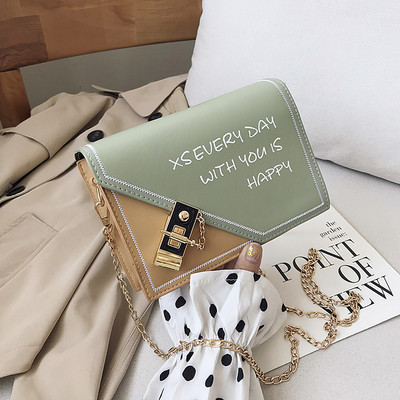 Sieviešu moderna soma ar uzrakstiem un metāla ķēdīti